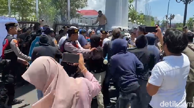 Demo di Kantor Wali Kota Palopo.