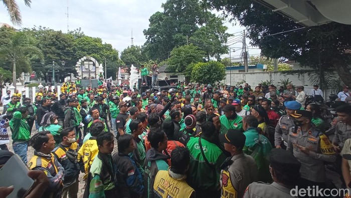 Demo ojol di Kantor DPRD Cirebon