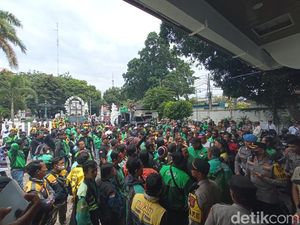 Ojol Geruduk Pendopo-Kantor DPRD Cirebon, Bawa Banyak Tuntutan