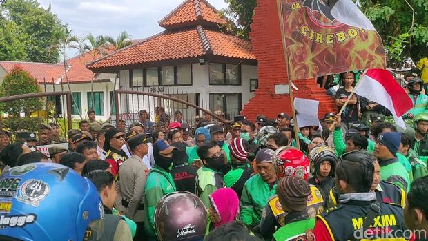 Demo ojol di Pendopo Bupati Cirebon