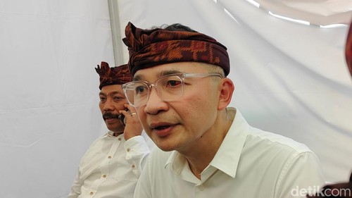 Direktur PT Sarana Bali Dwipa Jaya (SBDJ), Ari Askhara seusai upacara ngeruak proyek LRT Bali di Sentral Parkir Kuta, Badung, Rabu (4/9/2024). (Agus Eka/detikBali)