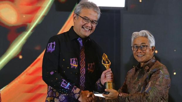 Direktur Utama PT Pertamina Hulu Rokan, Ruby Mulyawan (kiri), menerima penghargaan dari Kepala SKK Migas, Dwi Soetjipto pada ajang SKK Migas Award 2024