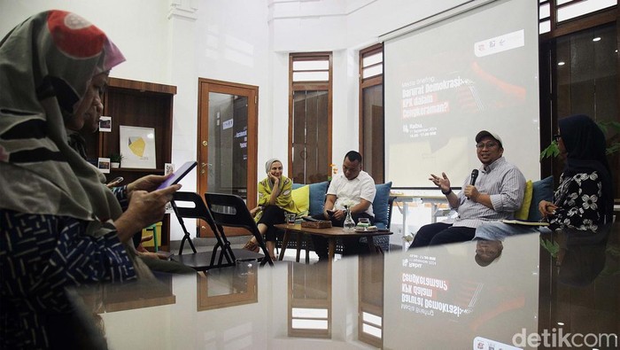 Diskusi Bahas Hasil Seleksi 20 Capim KPK Para narasumber memaparkan pendapatnya dalam diskusi media 'Darurat Demokrasi: KPK dalam Cengkeraman?' di Jakarta, Rabu (11/9/2024). Diskusi dilatari oleh hasil seleksi 20 capim KPK oleh Pansel KPK.
