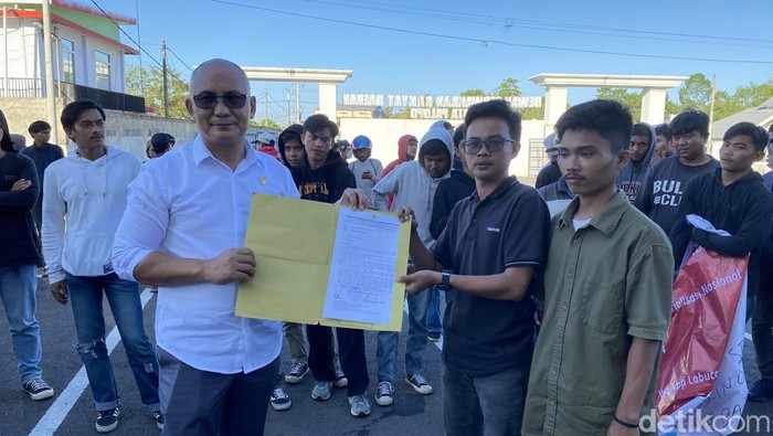 Ketua DPRD Palopo sementara, Darwis menyerahkan rekomendasi ke APMBB.