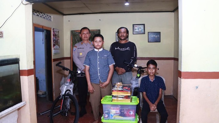 Dua anak kembar yatim piatu di Kediri mendapat bantuan dari Polres Kediri