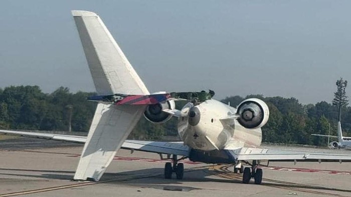 Dua pesawat Delta Air Lines bertabrakan, ekor patah.