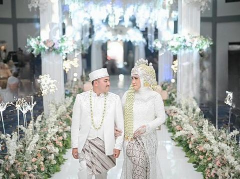 Foto pasangan Riesty Irdha Julvia (34 tahun) dan Ahmad Nizami Fadillah (25 tahun). Dulu guru dan murid, kini menjadi pasangan suami istri. Kisah keduanya langsung viral di TikTok.