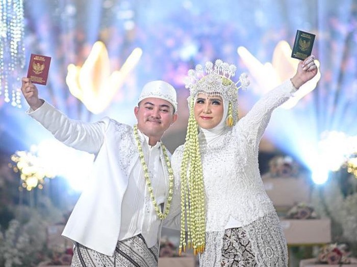 Foto pasangan Riesty Irdha Julvia (34 tahun) dan Ahmad Nizami Fadillah (25 tahun). Dulu guru dan murid, kini menjadi pasangan suami istri. Kisah keduanya langsung viral di TikTok.