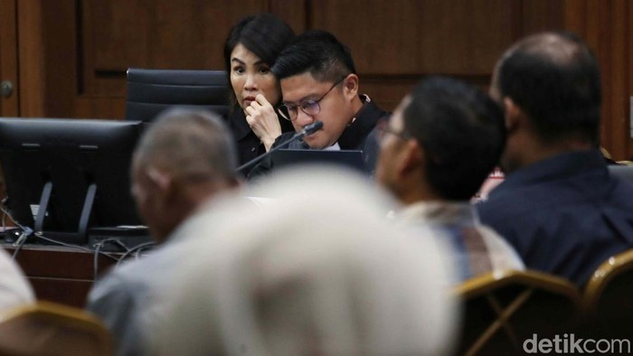 Ekspresi Crazy Rich Helena Lim Saat Sidang Lanjutan Korupsi Timah Crazy rich PIK, Helena Lim kembali jalani sidang kasus korupsi pengelolaan timah. Sidang kali ini menghadirkan lima orang saksi.