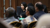 Helena Lim didakwa melanggar Pasal 2 ayat (1) dan Pasal 3 juncto Pasal 18 UU Tipikor juncto Pasal 56 ayat (1) ke-1 KUHP dan Pasal 3 serta Pasal 4 UU No 8 Tahun 2010 tentang Pencegahan dan Pemberantasan TPPU juncto Pasal 56 ke-1 KUHP.  