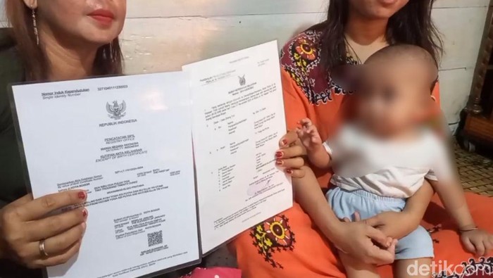 Ellin Tri Utami dan anaknya Muhamad Elgio Pratama berharap bantuan KIS Pemerintah