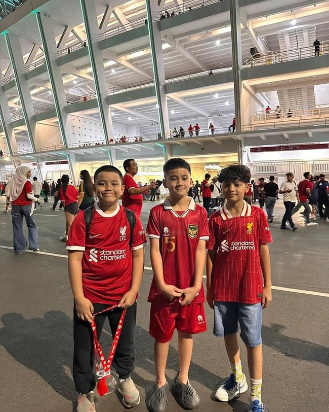 Rafathar juga tak melewatkan laga ini. Ia muncul dengan jersey serba merah. (Foto: Instagram)