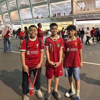 Rafathar juga tak melewatkan laga ini. Ia muncul dengan jersey serba merah. (Foto: Instagram)