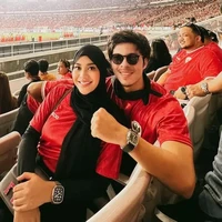 Putaran ketiga Grup C kualifikasi Piala Dunia 2026 zona Asia yang mempertemukan Indonesia dan Australia tadi malam menjadi momen kencan bagi pasangan Atta Halilintar dan Aurel Hermansyah. Keduanya kompak dengan kaus merah. (Foto: Instagram)