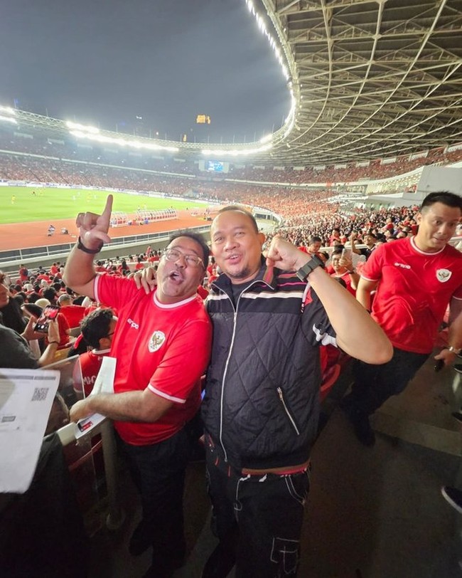 Rano Karno, calon wakil gubernur DKI Jakarta, ikut menyaksikan pertandingan ini. Ia memakai jersey merah yang kebetulan sesuai dengan warna partai yang mengusungnya. (Foto: Instagram)