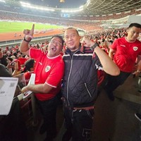 Rano Karno, calon wakil gubernur DKI Jakarta, ikut menyaksikan pertandingan ini. Ia memakai jersey merah yang kebetulan sesuai dengan warna partai yang mengusungnya. (Foto: Instagram)