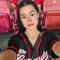 Maria Theodore mengenakan atasan hitam model jersey baseball dengan tulisan Kita Garuda dipadukan inner putih dan celana denimnya. (Foto: Instagram)