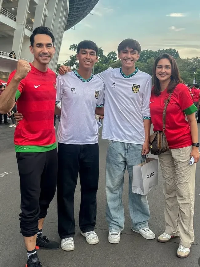 Darius Sinathrya dan Donna Agnesia juga memanfaatkan momen ini sebagai family time. Pasangan selebriti ini kompak dengan jersey merah, sementara kedua putra mereka memilih jersey putih.  (Foto: Instagram)