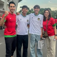 Darius Sinathrya dan Donna Agnesia juga memanfaatkan momen ini sebagai family time. Pasangan selebriti ini kompak dengan jersey merah, sementara kedua putra mereka memilih jersey putih.  (Foto: Instagram)