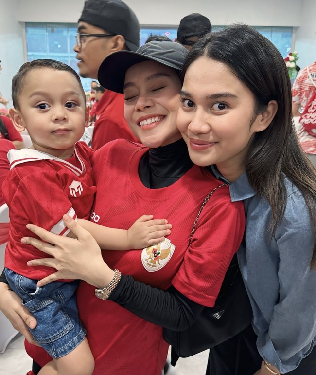 Tentu hadir pula Azizah Salsha yang sempat foto bersama Lesti Kejora dan putranya. Datang untuk mendukung aksi suaminya, Pratama Arhan, ia mengandalkan kemeja biru.  (Foto: Instagram)