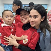 Tentu hadir pula Azizah Salsha yang sempat foto bersama Lesti Kejora dan putranya. Datang untuk mendukung aksi suaminya, Pratama Arhan, ia mengandalkan kemeja biru.  (Foto: Instagram)