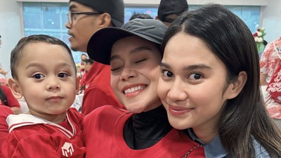 Adu Gaya Artis Dukung Timnas Indonesia di GBK: Azizah Salsha Hingga Rafathar