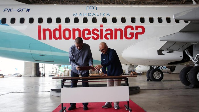 Direktur Utama Garuda Indonesia Irfan Setiaputra (kiri) menjelaskan Livery pesawat kepada Direktur Utama Injourney Tourism Development Coorporation (ITDC) Ari Respati (kanan) usai melakukan penandatanganan perjanjian kerjasama yang menjadikan Garuda Indonesia sebagai Offisial Airline MotoGP 2024 di Hanggar GMF, Bandar Internasional Soekarno-Hatta, Tangerang, Banten, Rabu (11/9/2024). Garuda Indonesia sebagai Offisial Airline MotoGP 2024 akan memasang livery logo Indonesia GP 2024 dan The Mandalika di badan pesawat, guna meningkatkan visibilitas dan promosi yang optimal bagi penyelenggaraan event balap internasional yang akan digelar pada 27-29 September 2024 di Pertamina Mandalika International Circuit, Nusa Tenggara Barat (NTB). ANTARA FOTO/Muhammad Iqbal/foc.