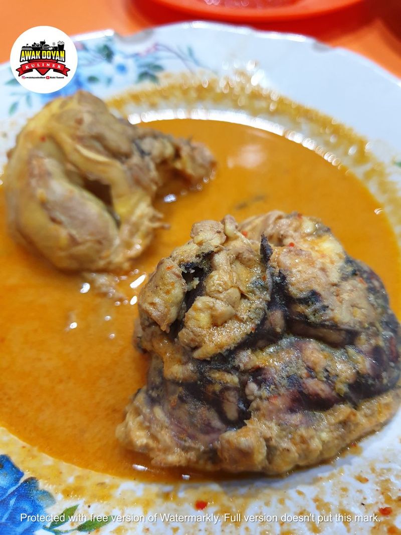 Warung nasi Padang yang punya gulai otak enak.