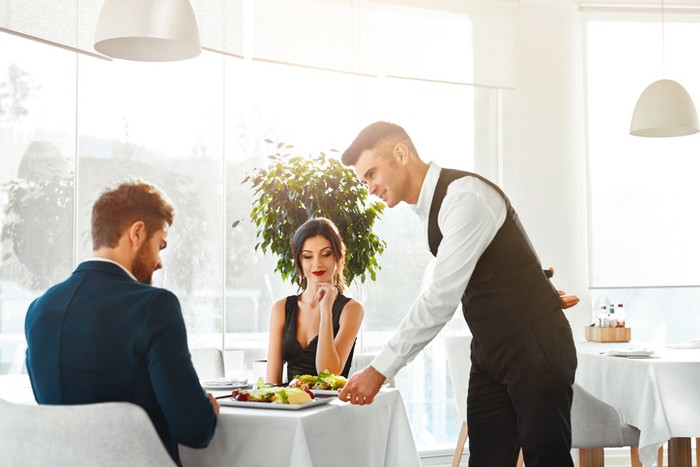 Hindari 4 Kesalahan Etiket Ini Saat Makan di Restoran Fine Dining