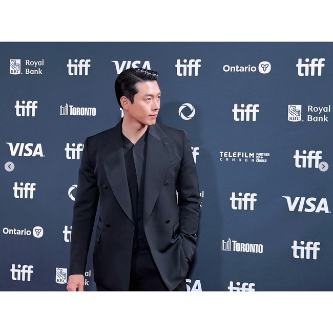 Hyun Bin yang saat ini berusia 41 tahun sudah menikah dan memiliki seorang anak. Istrinya adalah aktris cantik Korea, Seo Ye Jin. Keduanya dikaruniai buah hati berjenis kelamin laki-laki pada 2022. Foto: Dok. Instagram