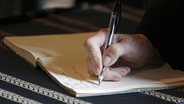 Ilustrasi menulis kalimat dalam teks