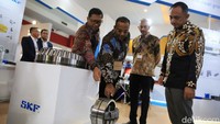 Head of Segment Sales SKF Industrial Indonesia Anis Lutfi, Country Managing Director SKF Industrial Indonesia Satheswaran Mayachandran, President SKF Industrial Region India & Southeast Asia Mukund Vasudevan, dan Chief Executive Officer PT Multindotama Jaya Perkasa Mulyono hadir dalam gelaran Indonesia Mining Expo 2024.