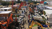 Pengunjung terus berdatangan untuk melihat beragam alat berat yang dipamerkan di Indonesia Mining Expo 2024.