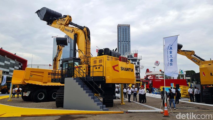 Indonesia Mining Expo 2024 Pengunjung melihat alat berat untuk pertambangan saat Indonesia Mining Expo 2024 di JIExpo, Kemayoran, Jakarta, Rabu (11/9/2024).
