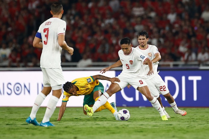 JAKARTA, INDONESIA - SEPTEMBER 10: Samuel Silvera of Australia (L) fights for the ball against Rizky Ridho Ramadhani of Indonesia (R) during the FIFA World Cup Asian 3rd Qualifier Group C match between Indonesia and Australia at Gelora Bung Karno Stadium on September 10, 2024 in Jakarta, Indonesia. (Photo by Robertus Pudyanto/Getty Images)