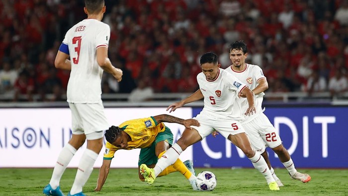 JAKARTA, INDONESIA - SEPTEMBER 10: Samuel Silvera of Australia (L) fights for the ball against Rizky Ridho Ramadhani of Indonesia (R) during the FIFA World Cup Asian 3rd Qualifier Group C match between Indonesia and Australia at Gelora Bung Karno Stadium on September 10, 2024 in Jakarta, Indonesia. (Photo by Robertus Pudyanto/Getty Images)