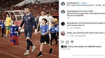 Maarten Paes yang kini memiliki 1,4 juta follower memajang dua foto kala beraksi melawan Australia dan meraup puluhan ribu komentar. Foto: Instagram