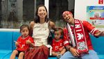 Momen Jennifer dan Irfan Bachdim Happy Banget Naik MRT ke GBK