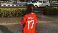 Kiyoji memandangi jalanan Jakarta. Kiyoji memakai jersey Timnas Indonesia berwarna merah dengan nomor punggung 17 seperti yang pernah dipakai Irfan Bachdim. Foto: dok. Instagram Jennifer Bachdim