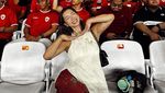 Momen Jennifer dan Irfan Bachdim Happy Banget Naik MRT ke GBK