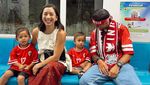 Momen Jennifer dan Irfan Bachdim Happy Banget Naik MRT ke GBK