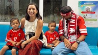 Dua anak Irfan Bachdim dan Jennifer anteng banget menikmati perjalanan. Foto: dok. Instagram Jennifer Bachdim