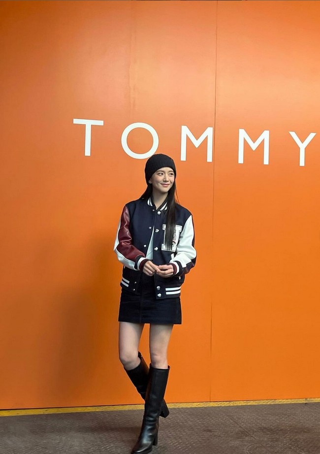 Lebih sering bergaya chic dan feminin, Jisoo tampil beda dengan busana sporty sekaligus edgy. Foto: Instagram/@sooyaaa__