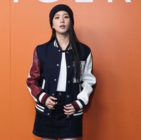 Fashion show Tommy Hilfiger menjadi bagian dari ajang mode tahunan New York Fashion Week untuk musim semi dan panas 2025. Peragaan busana ini digelar di bekas Staten Island Ferry yang berlabuh di East River, New York. Foto: Getty Images/Jamie McCarthy