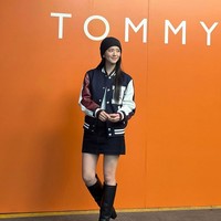 Lebih sering bergaya chic dan feminin, Jisoo tampil beda dengan busana sporty sekaligus edgy. Foto: Instagram/@sooyaaa__