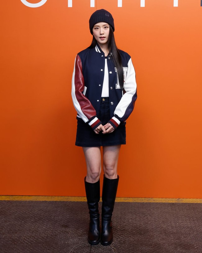 Jisoo melengkapi penampilannya dengan sepasang boots selutut dan topi beanie di atas rambut hitamnya yang tergerai. Foto: Getty Images/Taylor Hill