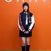 Jisoo melengkapi penampilannya dengan sepasang boots selutut dan topi beanie di atas rambut hitamnya yang tergerai. Foto: Getty Images/Taylor Hill