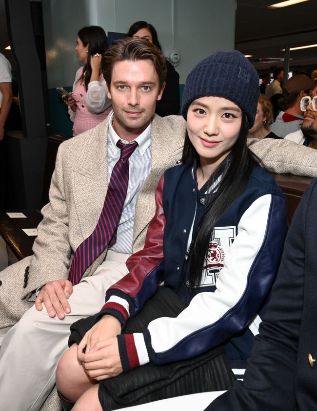 Duduk di barisan depan, Jisoo menyempatkan foto bareng Patrick Schwarzenegger, putra aktor Arnold Schwarzenegger yang juga beprofesi sebagai aktor sekaligus model. Foto: WWD via Getty Images/Gilbert Flores