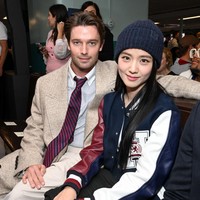 Duduk di barisan depan, Jisoo menyempatkan foto bareng Patrick Schwarzenegger, putra aktor Arnold Schwarzenegger yang juga beprofesi sebagai aktor sekaligus model. Foto: WWD via Getty Images/Gilbert Flores