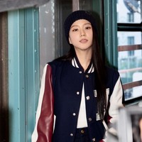 Makeup dibuat tetap minimalis bernuansa nude pink dengan fokus pada riasan winged eyeliner dan blush on pink, memberi kesan segar pada wajahnya. Foto: Instagram/@sooyaaa__